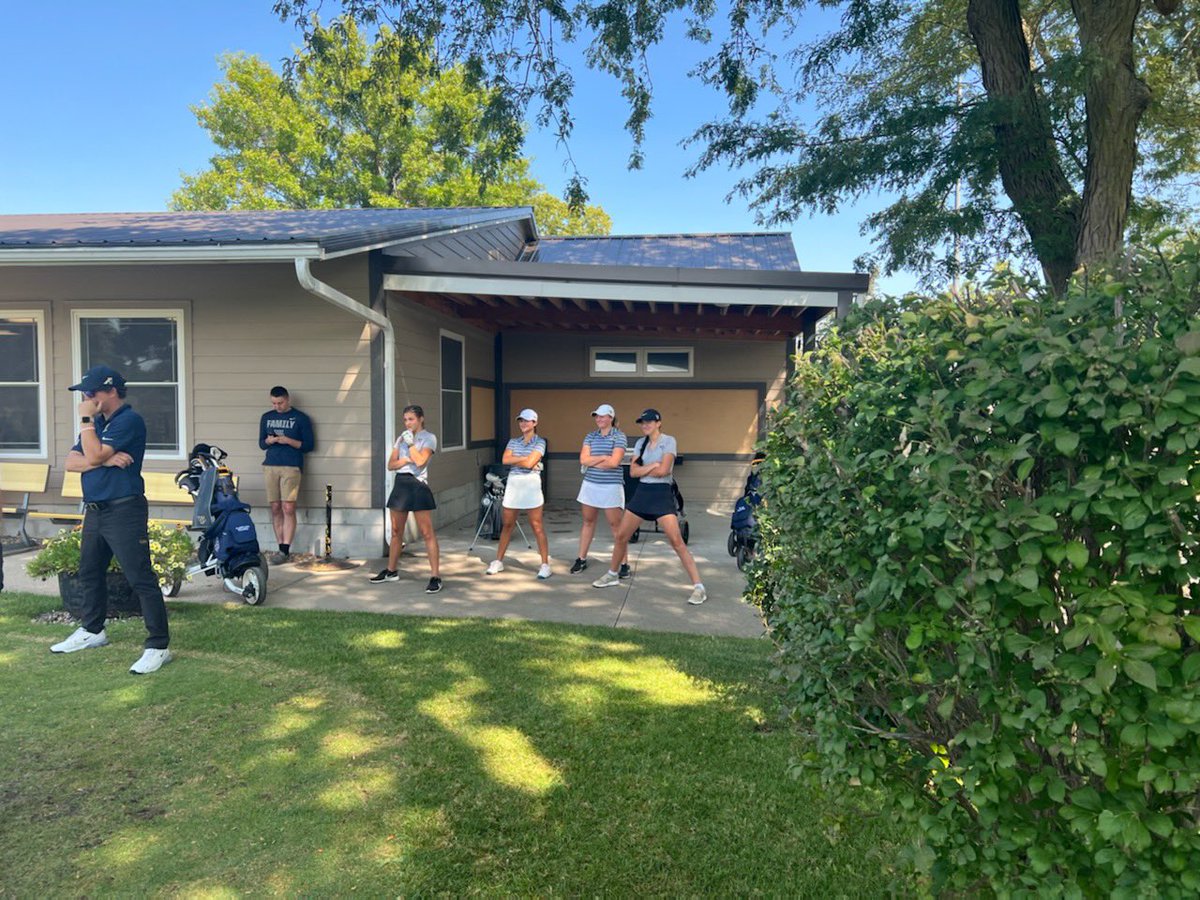 katlynkilleen's tweet photo. nobody:
absolutely no one:
Nik Rule practicing his power stance on the first tee https://t.co/GkYlWLNX71