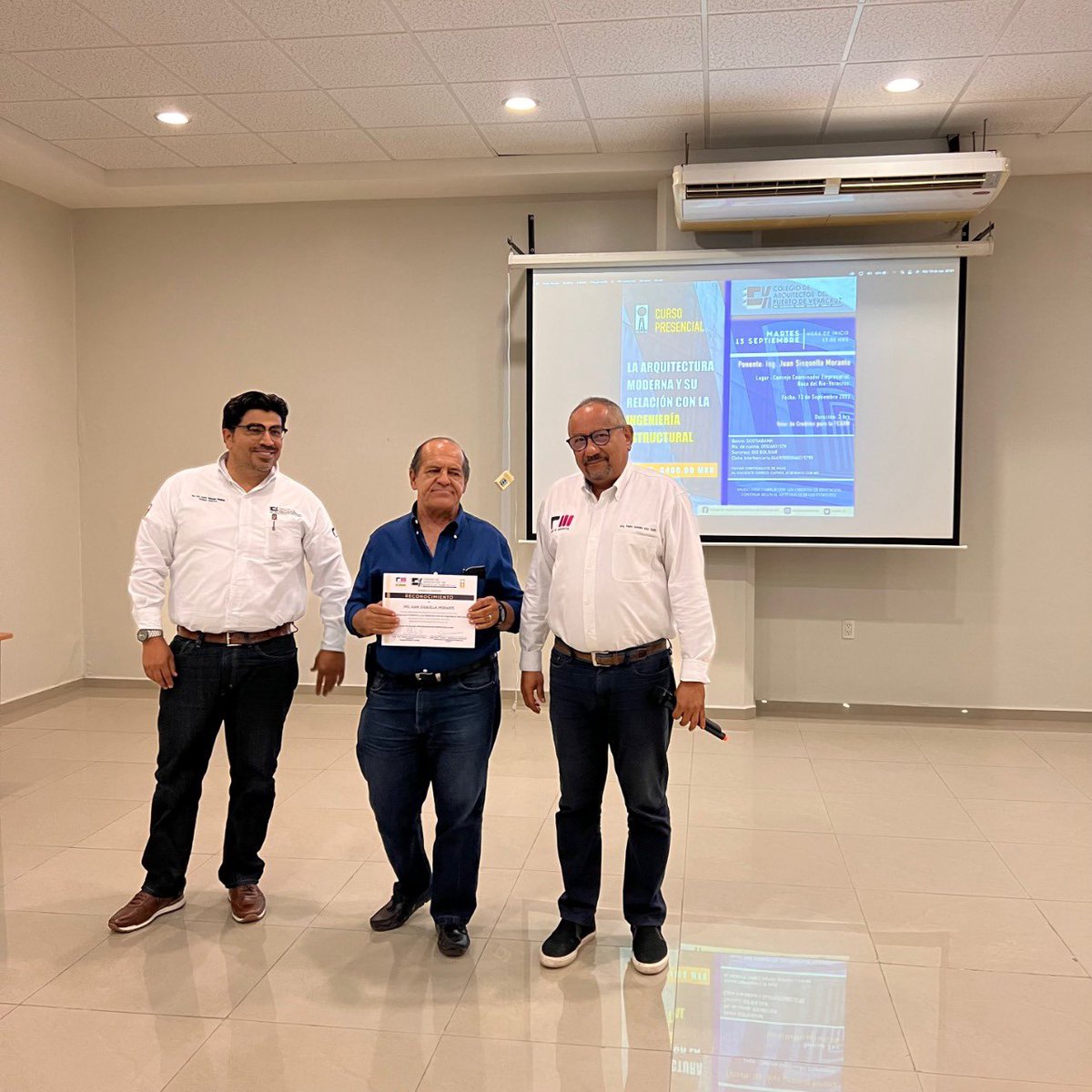capver_ac's tweet photo. 📌Este 13 de Septiembre se llevó a cabo el curso “La Arquitectura Moderna y su Relación con la Ingeniería Estructural”; impartido por el Ing. Juan Sisquella Morante. Dando continuación a los cursos de Educación Continua de nuestro Colegio.
#CAPVER https://t.co/vdUi7DVhHZ