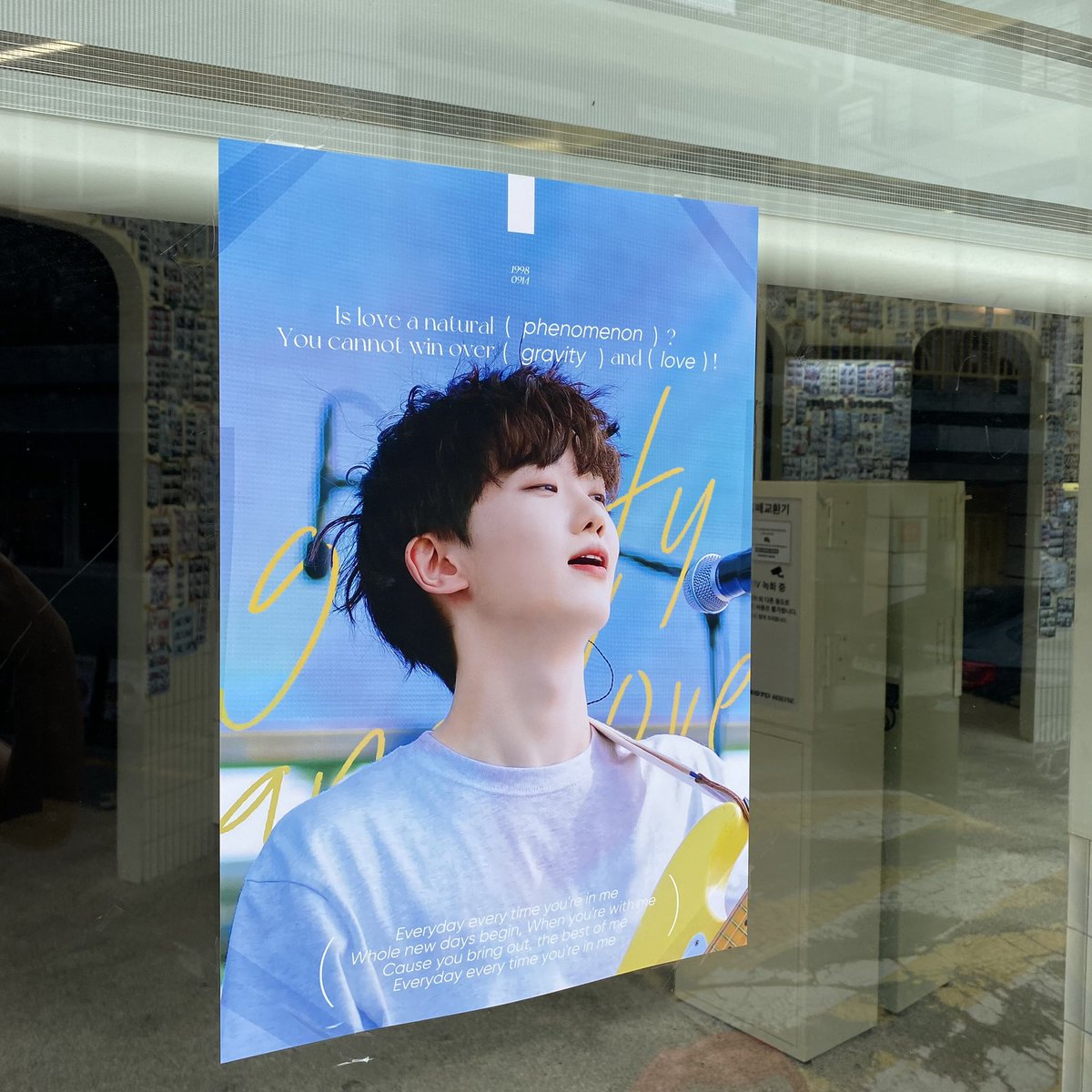 dongehd_h's tweet photo. #순간_사랑_현상
이 프레임을 봐 대박이지😻 지존귀염탱구리🫶 기차시간 때문에 하나만 호로록 찍고 나온게 넘 아쉽따•• 포스터도 짱 예뻐서 뜯어가고싶은거 간신히 참았네😮‍💨 포토하임선생님 이거 그냥 기본프레임에 추가해주세요 다음에 또 찍게🥹 https://t.co/JzdUp3wklq