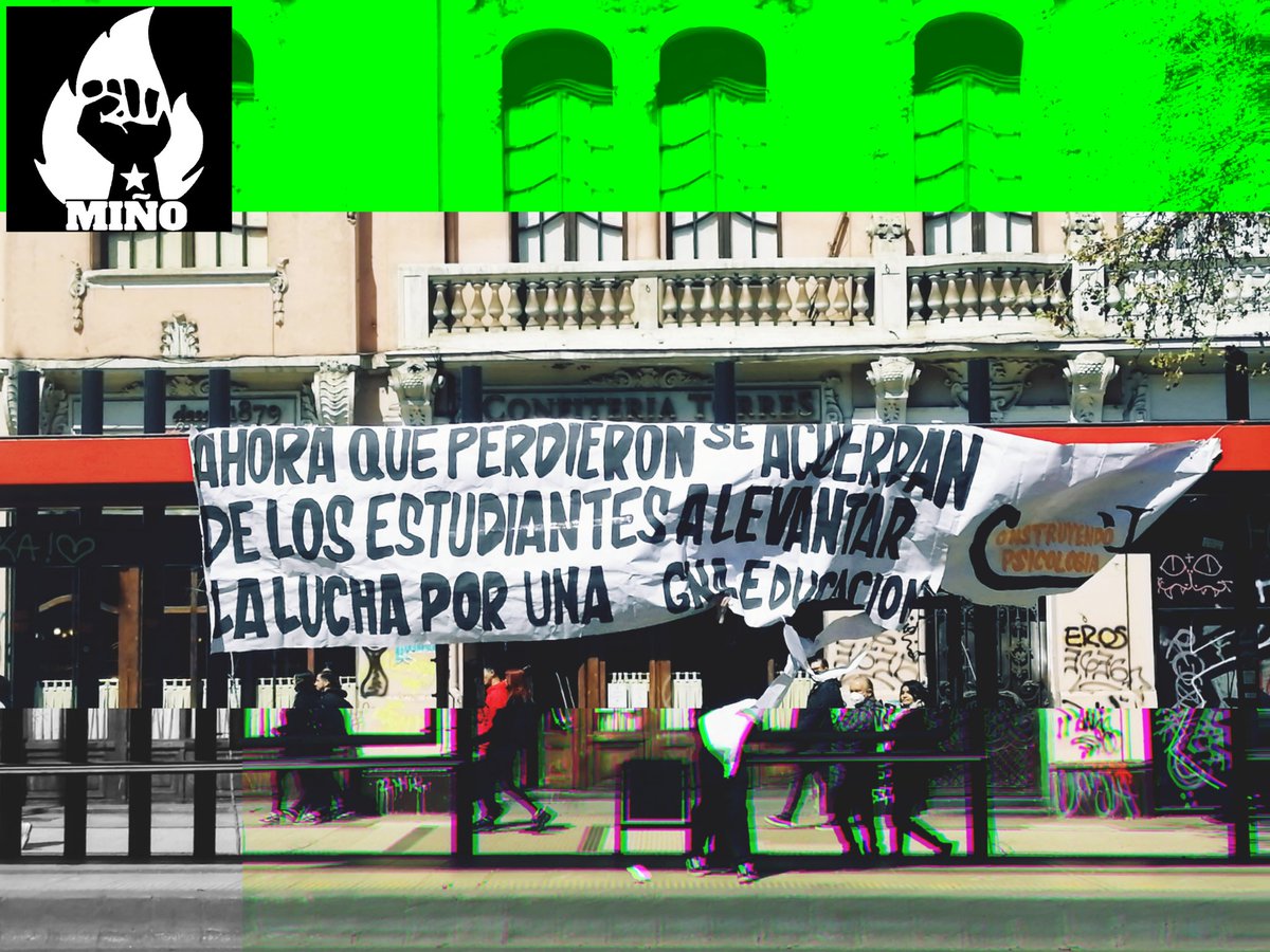 Brigada_Mino's tweet photo. En la marcha de hoy se pudo ver como diferentes grupos de secundarios rompen los lienzos que otros secundarios colocan, reclaman por las condiciones de precariedad en los espacios educativos
La Confech no los representa, tampoco los bloques que gobiernan
Luchan por su educación https://t.co/zxUNIFRzyV