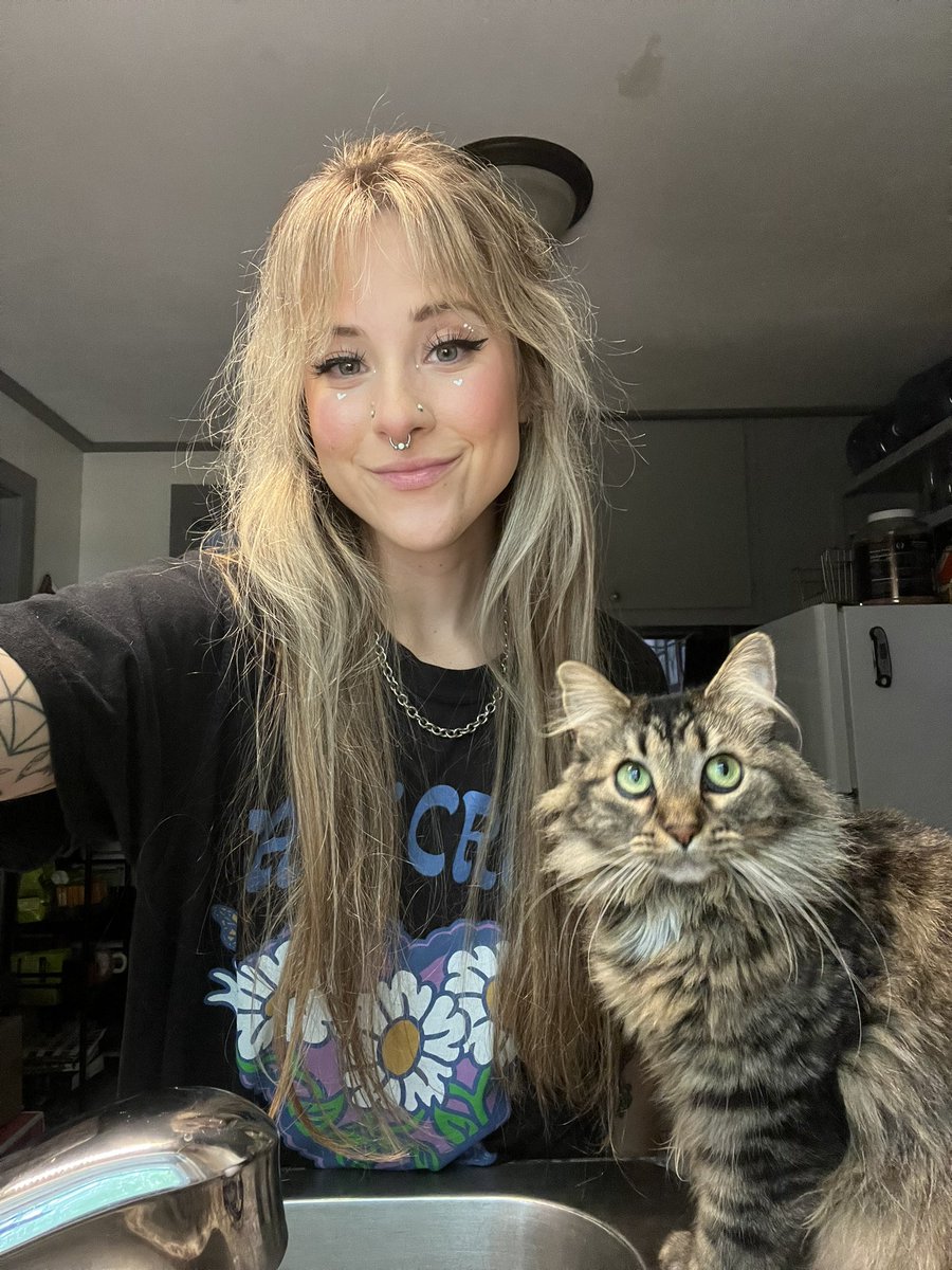 awlivv (very hot) on Twitter: "i’m teaching her how to pose"