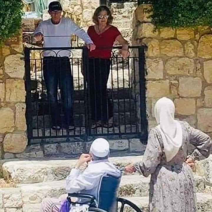 Elderly Palestinian couple looking at the house they once lived in, now occupied by a couple from Brooklyn.

#FreePalestine ✌️🇵🇸