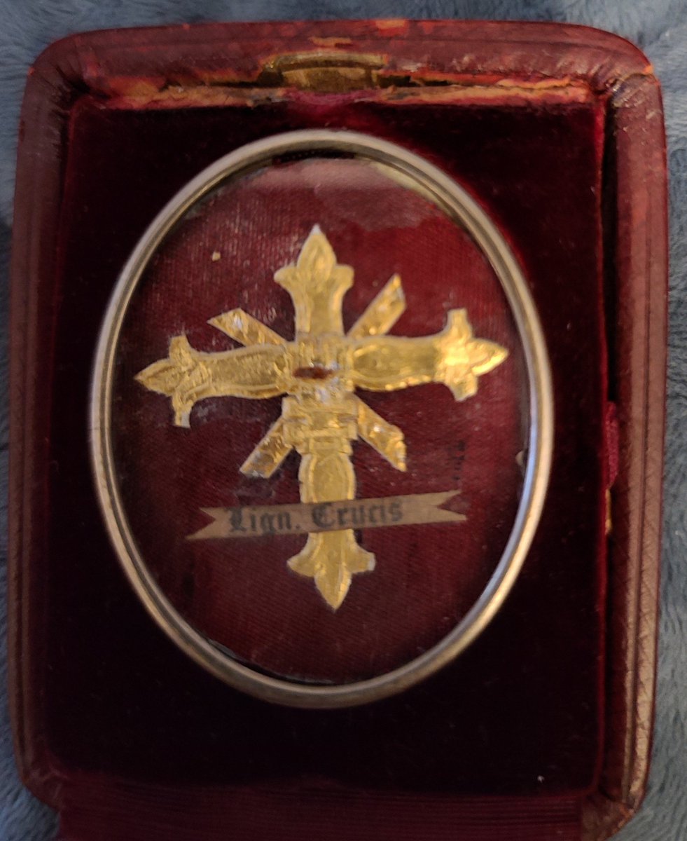 Sacerdotus's tweet photo. Here is my relic of the True Cross.
We adore thee, O Christ, and we praise thee; because by thy holy cross thou hast redeemed the world.
May Christ bless all who view this. #ExaltationoftheCross #CatholicTwitter #triumphoftheCross. https://t.co/LNwiDuspCi