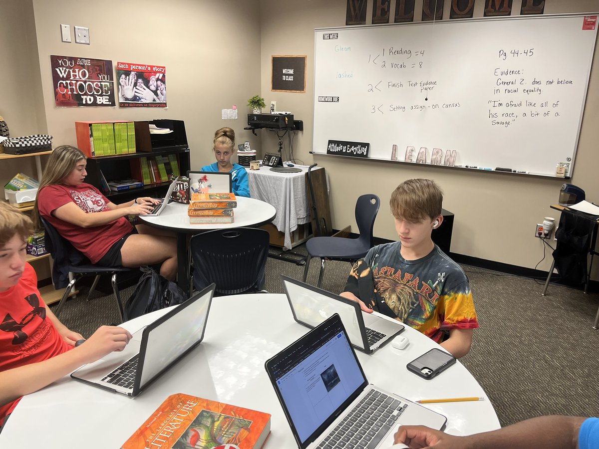 LHSJAYS's tweet photo. @TaushaSmith4 ELA Ss navigating Reading Plus.  Jesse sharing his success and he likes choice in the reading selections. https://t.co/Yx6rXt7FW1