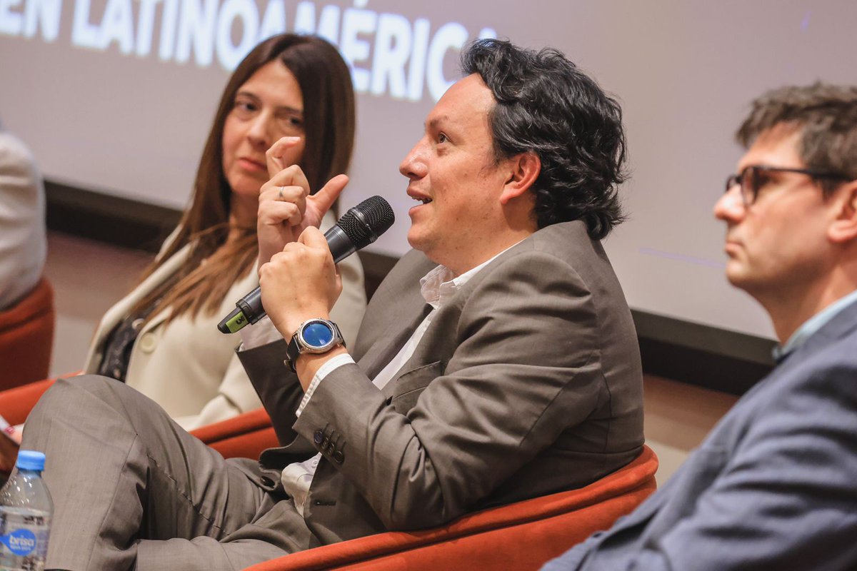 ProbogotaRegion's tweet photo. En el tercer panel del #SmartcoSummit participan Nina Rizun de Polonia, @felipks, consejero TIC de @bogota, @awaldraff de @agatadata y Fabiola del Toro de la @escuelaing. Ellos abordan la necesidad de liderazgo, interpretación y creación de roles para dar valor a los datos. https://t.co/gejD1QXgI5