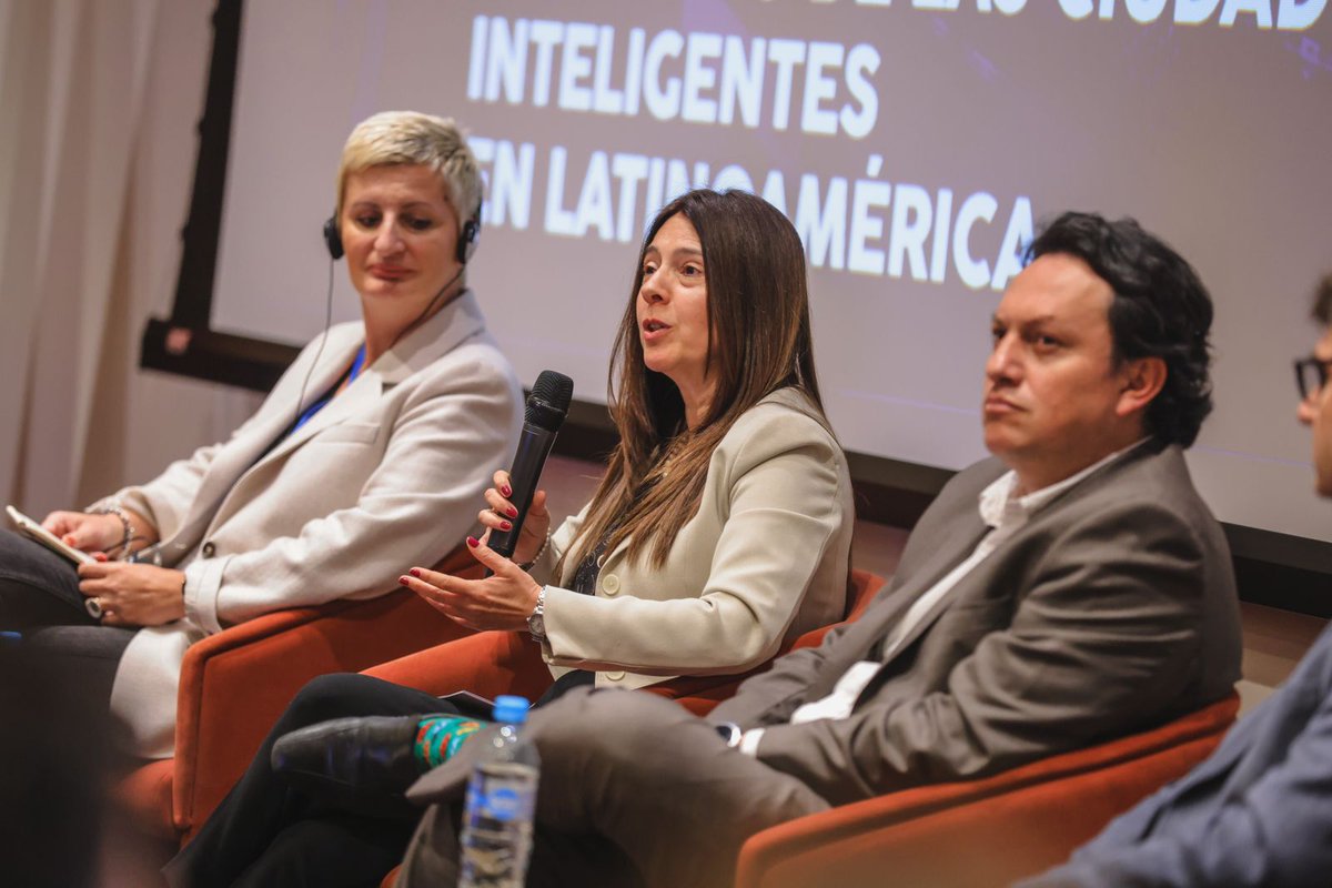 ProbogotaRegion's tweet photo. En el tercer panel del #SmartcoSummit participan Nina Rizun de Polonia, @felipks, consejero TIC de @bogota, @awaldraff de @agatadata y Fabiola del Toro de la @escuelaing. Ellos abordan la necesidad de liderazgo, interpretación y creación de roles para dar valor a los datos. https://t.co/gejD1QXgI5