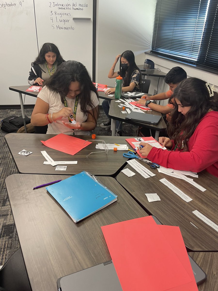 Ms_Coach_Lopez's tweet photo. Clasificando PEGS en la clase de Culturas del mundo @HumbleISD_ARMS @HumbleISD_Multi https://t.co/sqhtlrI21N