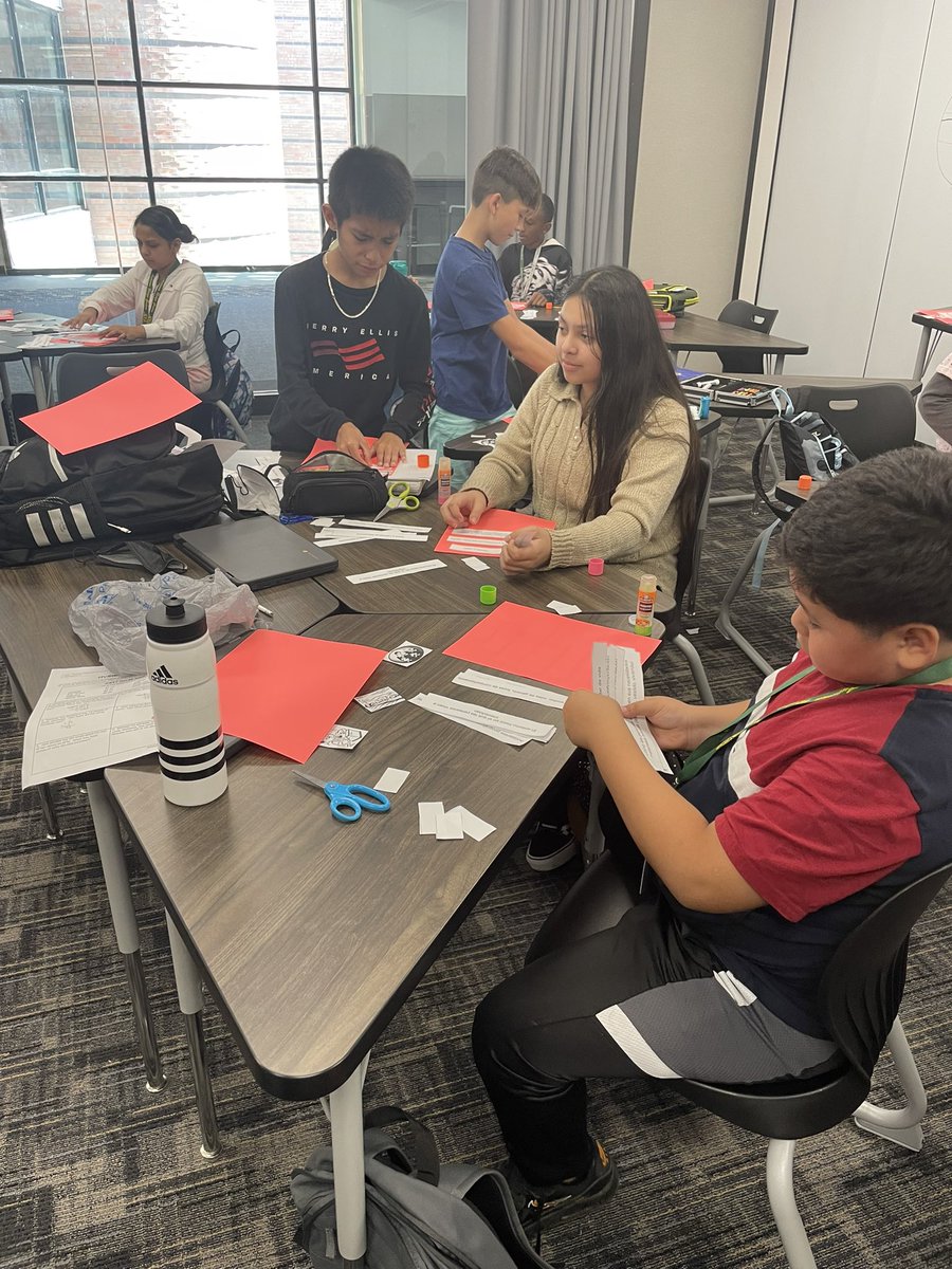 Ms_Coach_Lopez's tweet photo. Clasificando PEGS en la clase de Culturas del mundo @HumbleISD_ARMS @HumbleISD_Multi https://t.co/sqhtlrI21N
