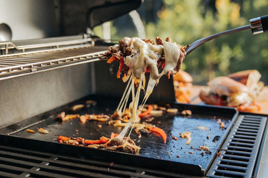 WeberSevilla's tweet photo. 👨‍🍳 Marca, asa, saltea, cocina al vapor, tuesta, hornea, ¡y mucho más! Con nuestro nuevo sistema WEBER CRAFTED Gourmet BBQ System, puedes cocinar lo que te imagines, justo donde quieres estar: al aire libre. 🔥😋  #BarbacoaSevilla #Weber #WeberCrafted #barbacoa #bbq #grill https://t.co/tAvz7i3O2V