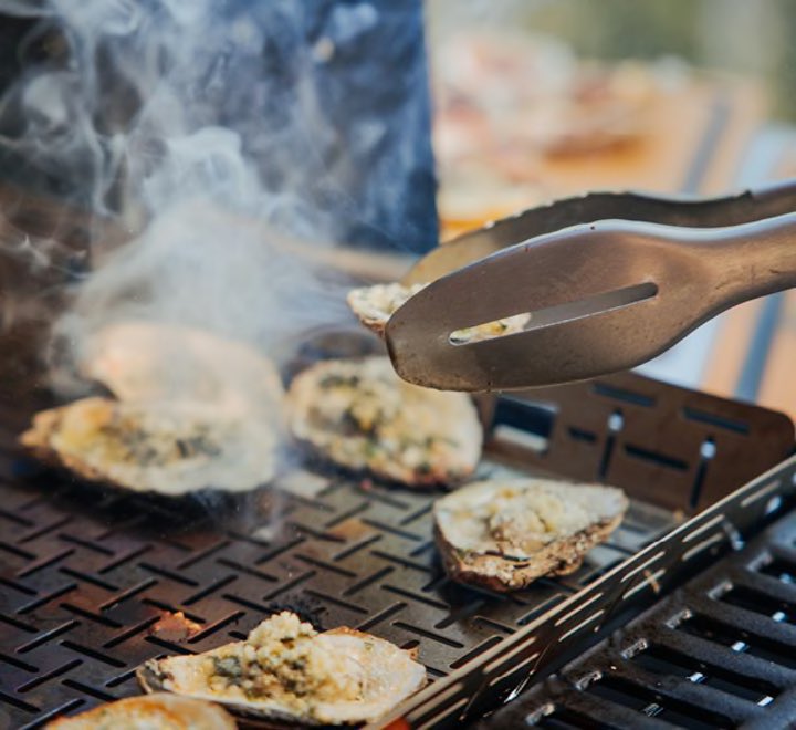 WeberSevilla's tweet photo. 👨‍🍳 Marca, asa, saltea, cocina al vapor, tuesta, hornea, ¡y mucho más! Con nuestro nuevo sistema WEBER CRAFTED Gourmet BBQ System, puedes cocinar lo que te imagines, justo donde quieres estar: al aire libre. 🔥😋  #BarbacoaSevilla #Weber #WeberCrafted #barbacoa #bbq #grill https://t.co/tAvz7i3O2V