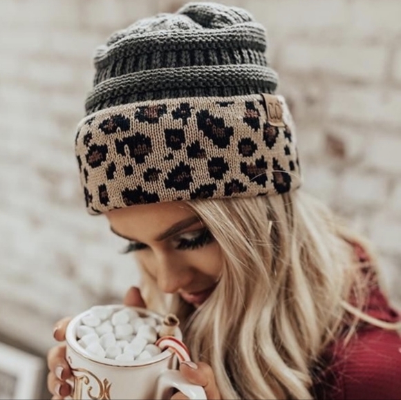 LVoutlander's tweet photo. So good I had to share! Check out all the items I'm loving on @Poshmarkapp #poshmark #fashion #style #shopmycloset #valmarie #cc: https://t.co/h5ZCjA0FwV https://t.co/bH316k6jpo