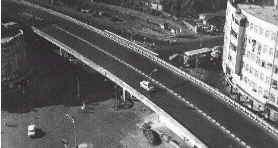 mumbaimatterz's tweet image. With #KempsCorner flyover being in the limelight today ..

Some images from the past.

'Kemps Corner Flyover' #Mumbai
was the 1st flyover in India. 
Was built at a cost of Rs17.5L &amp;amp;  opened for traffic on 14th April, 1965.

#BlastFromThePast

#MumbaiHeritage