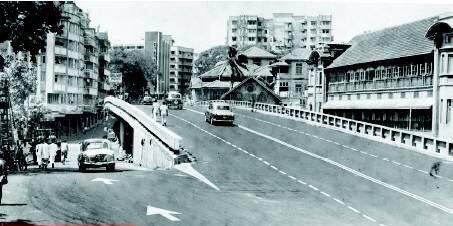 mumbaimatterz's tweet image. With #KempsCorner flyover being in the limelight today ..

Some images from the past.

'Kemps Corner Flyover' #Mumbai
was the 1st flyover in India. 
Was built at a cost of Rs17.5L &amp;amp;  opened for traffic on 14th April, 1965.

#BlastFromThePast

#MumbaiHeritage