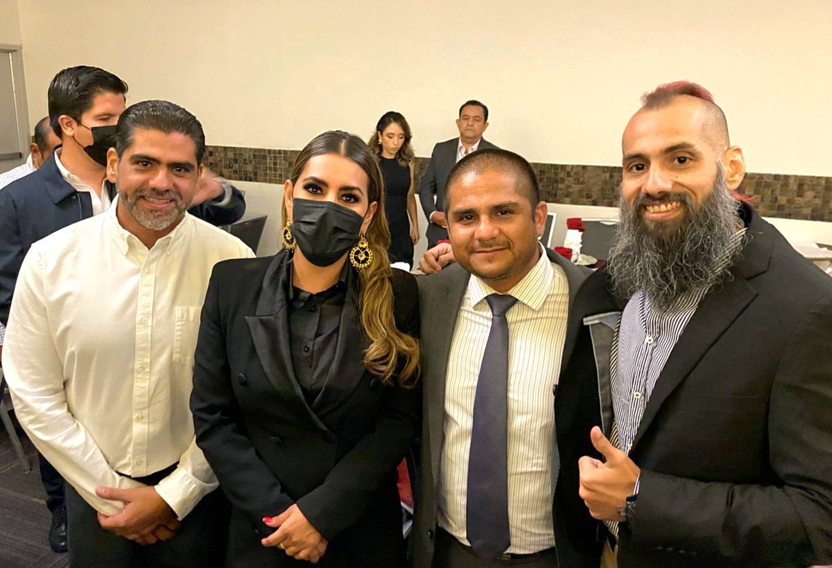 Jaime_Badillo's tweet photo. Junto a mis hermanos #JorgeBadillo y @JackoBadillo Diputado Local del @congresogro, asistimos a la cena Junto del 209 aniversario de la Instalación del Primer Congreso de Anáhuac.
Presentes nuestra Gobernadora @EvelynSalgadoP y el Senador de la Rep. @FelixSalMac. Grandes seres. https://t.co/1fRq1WpshH