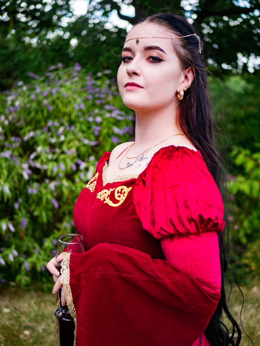 aerialbecca's tweet photo. My last minute Morgana cosplay, deffo need a new dress 🥴
#morgana #bbcmerlin #bbcmerlincosplay #bbcmorgana #bbcmorganacosplay https://t.co/i9aLUOs9dE