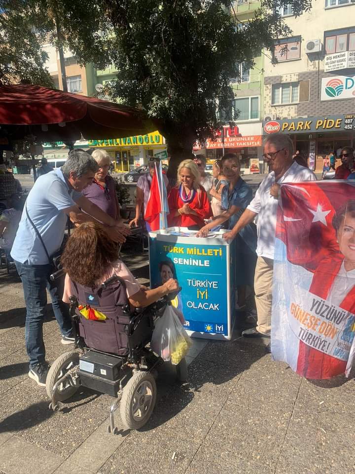 Bugün Buca Şirinyer Pazar yerinde çalışmalarımızı gerçekleştirdik.
İlçe Başkanımız Sn <a href="/Gamzebilgntorun/">İYİBUCA Gamze BİLGEN TORUN</a>  üye standımızda Vatandaşlarımızın üye kayıtlarını gerçekleştirdi.
Aramıza yeni katılan üyelerimize hayırlı  olsun.🇹🇷☀️
<a href="/iyiparti/">İYİ Parti</a>
<a href="/meral_aksener/">Meral Akşener</a>