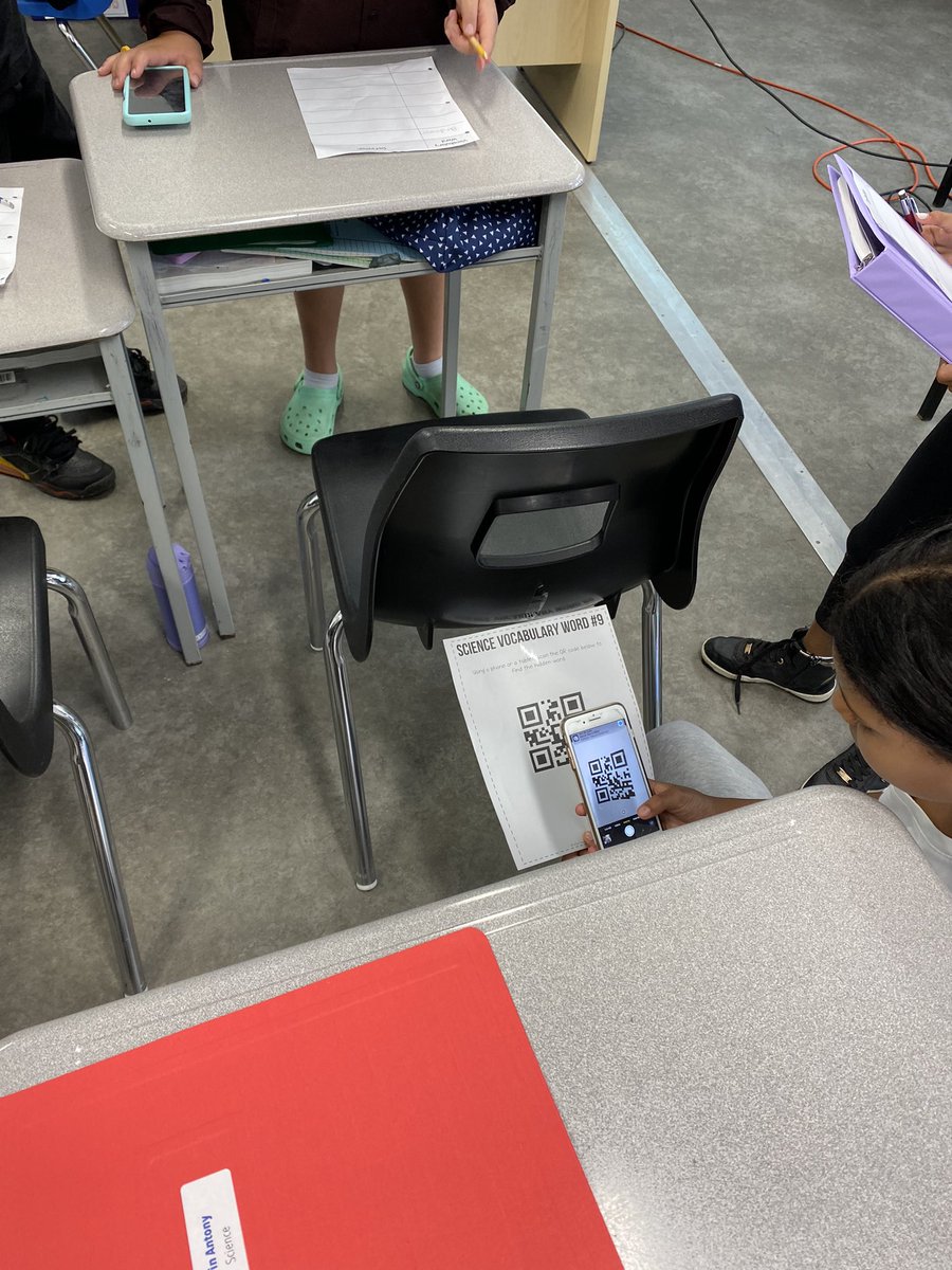 educatemymind12's tweet photo. 6ixers had fun this morning (scanning QR codes) as they worked together discovering new vocabulary for our Biodiversity unit. Bravo! Great sharing of information! https://t.co/R33FX38dsT