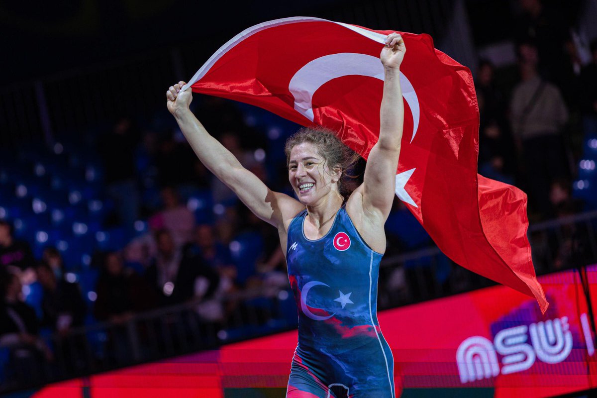 Süpersin Yasemin Adar Yiğit!🥇

Dünya Güreş Şampiyonası’nda ülkemizi kadınlar 76 kiloda temsil eden milli güreşçimiz Yasemin Adar Yiğit, Mısırlı rakibini yenerek altın madalya kazandı ve Türk güreş tarihinin iki kez Dünya Şampiyonu olan ilk kadın güreşçisi oldu.🇹🇷👏👏👏