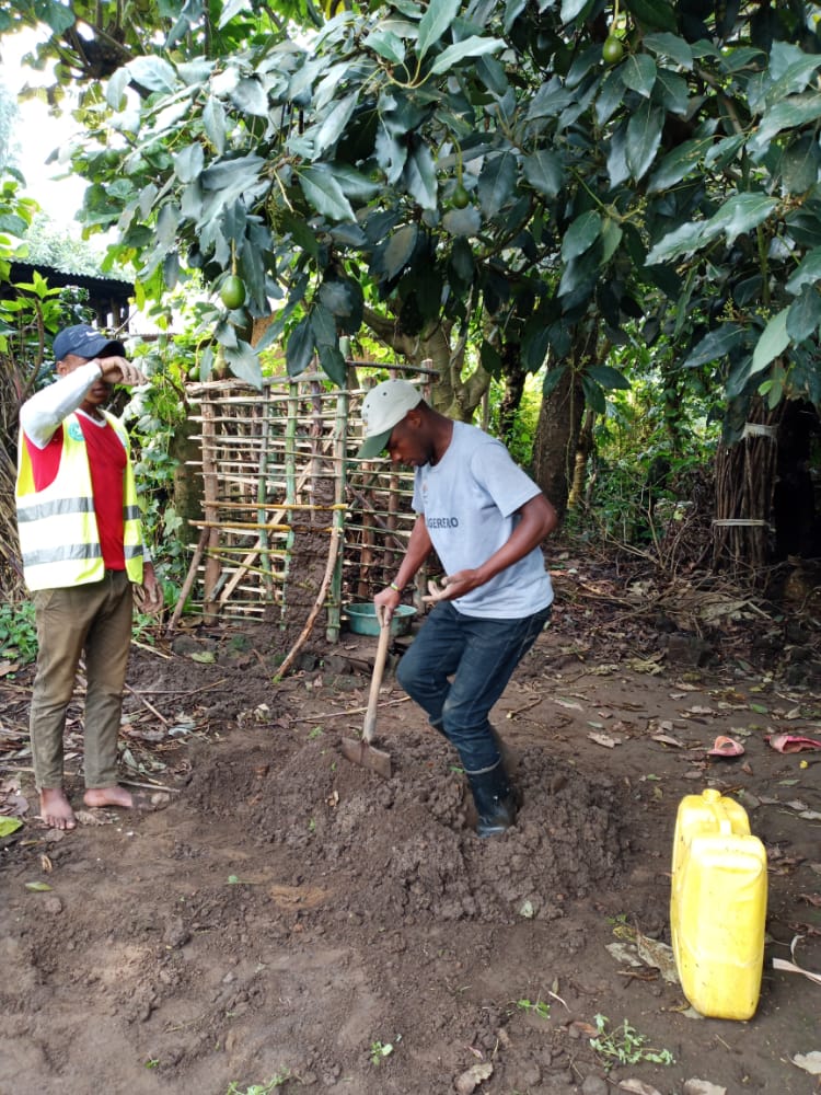 NyangeYouth1's tweet photo. @NyangeYouth1 muri @MusanzeDistric Dukomeje ibikorwa biteza imbere Imibereho myiza y'Abaturage , Aho twubakiye Ubwiherero 1 Umuturage witwa MUKAPASIKA Pelagie Utuye m'umudugudu wa Gasoroza_ KABEZA #NYANGESector @karambikarima @RobertByiri @YouthMusanze @RwandaYouthVol1 https://t.co/XeIF9WSE5e