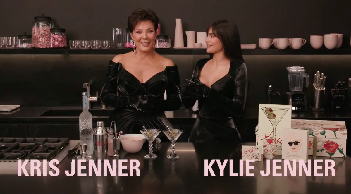 accesskardash's tweet photo. Hoje rolou uma live de lançamento da #KrisCollection no canal da Kylie Jenner no Youtube.
Kylie e Kris Jenner falaram sobre os mais novos produtos, responderam perguntas de fãs e tomaram um drink de vodka martíni logo pela manhã. 🍸✨ https://t.co/8dlzRSRNWs