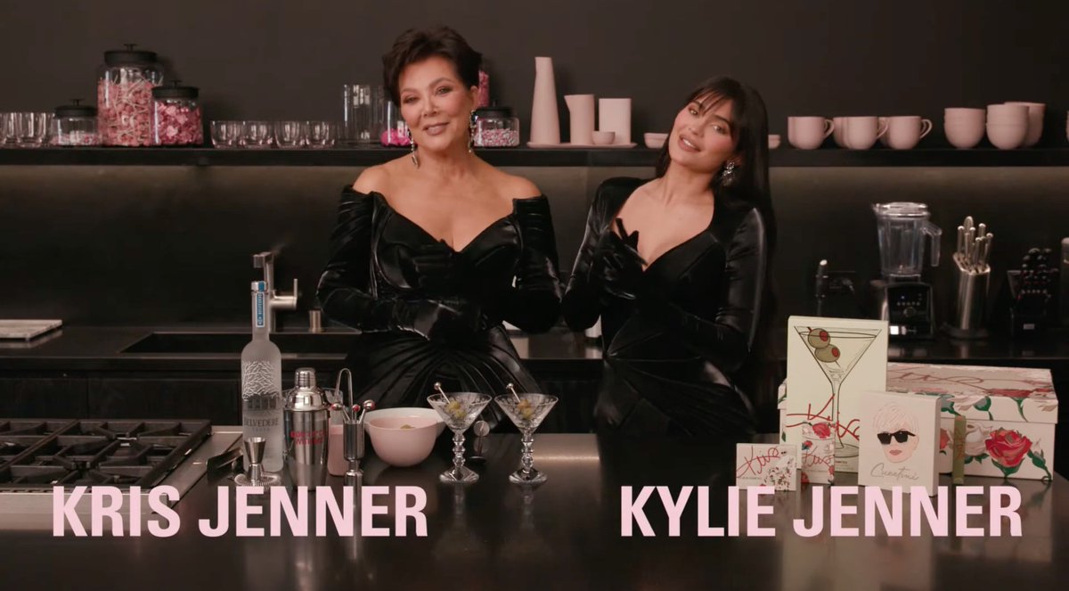 accesskardash's tweet photo. Hoje rolou uma live de lançamento da #KrisCollection no canal da Kylie Jenner no Youtube.
Kylie e Kris Jenner falaram sobre os mais novos produtos, responderam perguntas de fãs e tomaram um drink de vodka martíni logo pela manhã. 🍸✨ https://t.co/8dlzRSRNWs