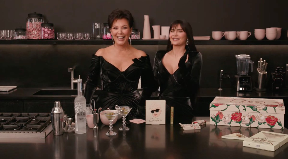 accesskardash's tweet photo. Hoje rolou uma live de lançamento da #KrisCollection no canal da Kylie Jenner no Youtube.
Kylie e Kris Jenner falaram sobre os mais novos produtos, responderam perguntas de fãs e tomaram um drink de vodka martíni logo pela manhã. 🍸✨ https://t.co/8dlzRSRNWs