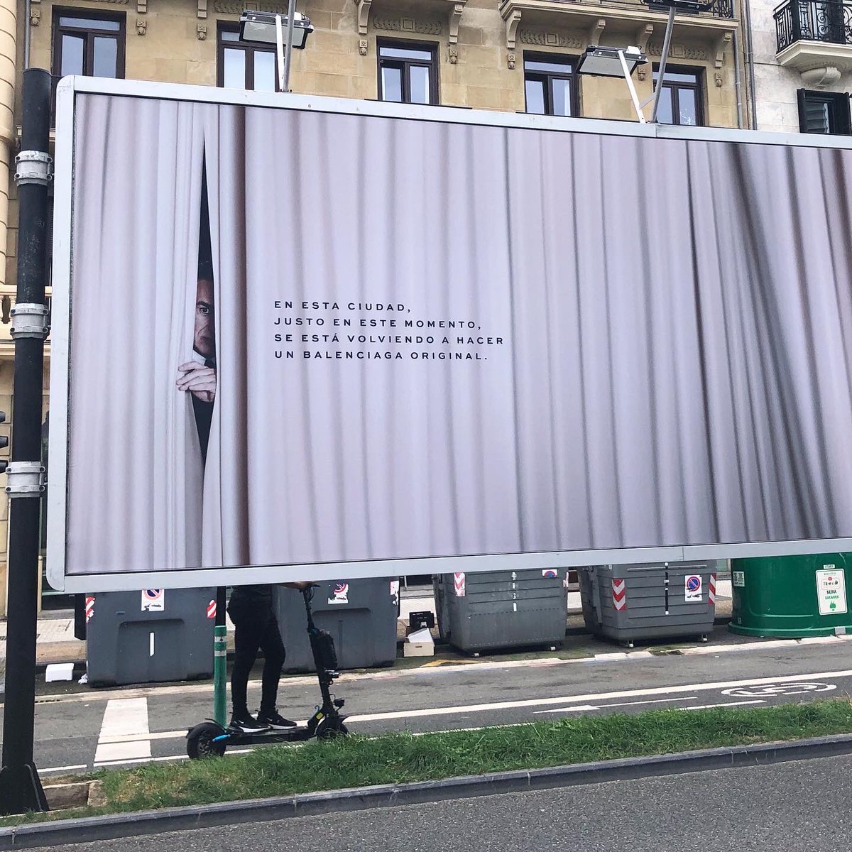 Mitxelezquiaga's tweet photo. Vísperas de ⁦@sansebastianfes⁩: ese clima que crean las vallas del #Balenciaga de ⁦⁦@DisneyPlusES⁩ que aún se cuece, el buen rollo de ⁦@Filmin⁩ y ⁦@diariovasco⁩ como testigo (y el reporter que se acredita con foto de cuando era mayor). Arrancamos! https://t.co/UDx3RMki7N