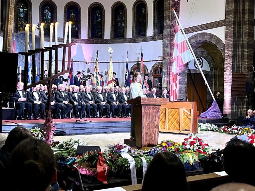 Erfgoeddragers Veerle en Frein volgden begin 2021 het project Oorlog in mijn Buurt op basisschool Floralaan in Eindhoven. Vanavond stonden zij tijdens de herdenking van Brabants Gesneuvelden op het podium om de verhalen die ze hoorden door te geven. #lerendoorontmoeting