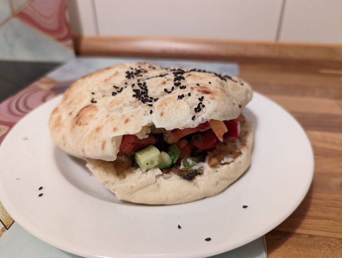 Ultimate_Ghreak's tweet photo. #Vegan | er Döner mit Like Meat, selbstgemachtem Tzatziki aus Alpro Joghurt und Oatly Frischkäse -Alternative.
Fladenbrot vom Lidl. Sehr sehr lecker sage ich Euch.
Nicht professionell fotografiert trotz vorhandener Ausbildung haha
#likemeat #alpro #oatly https://t.co/7oxV4g2PgL