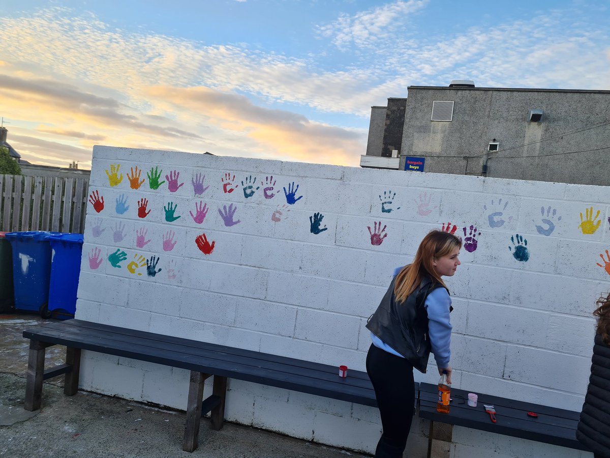 GYT_Lucy's tweet photo. S1 Club added their stamp to the Hand Print Wall at Z1 Youth Bar tonight as well as starting their World Cultures ProjectππΌπ #PartnershipProject https://t.co/8yXrkxxJm2