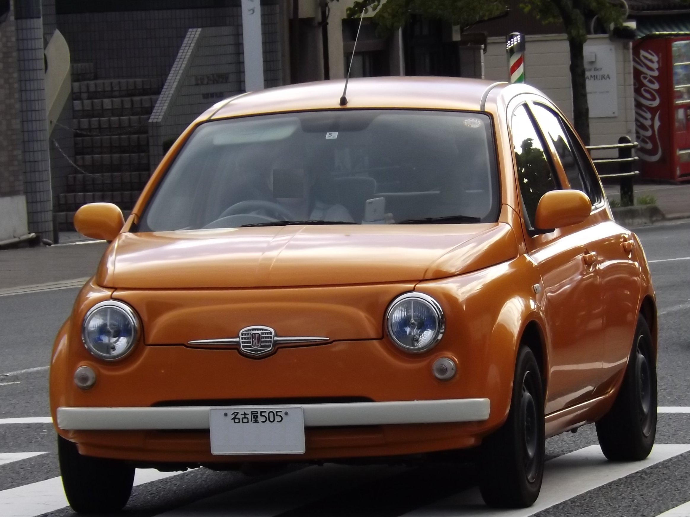 しばとら なんでも屋 以前京都市内で見かけた日産マーチリッツ このモデルはフリードというショップをされている太陽興産という事業者が100台限定で製作販売したカスタムカーです フィアット500を意識した レトロ調モデルで既に完売 同社からは