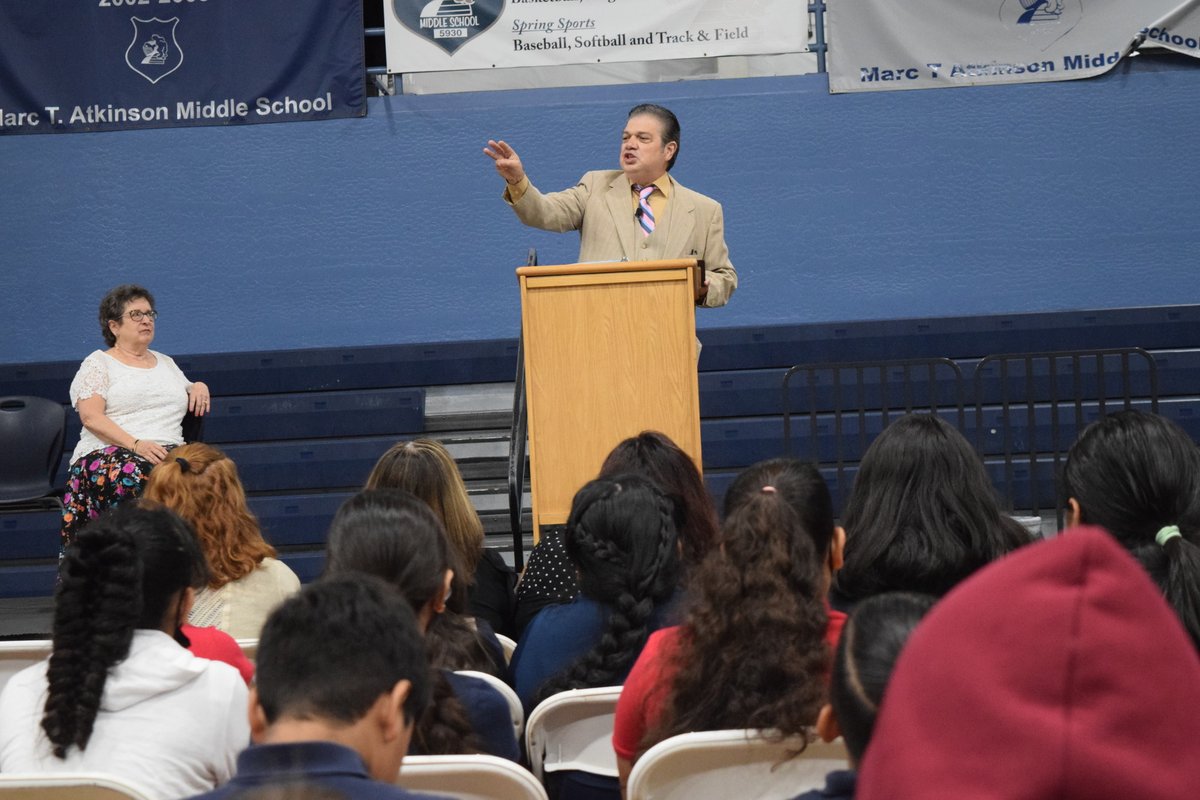 CartwrightSD's tweet photo. All of our 5th graders saw James Garcia bring a stunning portrayal of the former Governor through a dramatic interpretation of Raulito; Roni Capin Rivera-Ashfords award winning play about the 1st Latino Governor of Arizona Raul H. Castro. It was amazing! #OneTeamUnaFamilia https://t.co/YofbcqXRkk