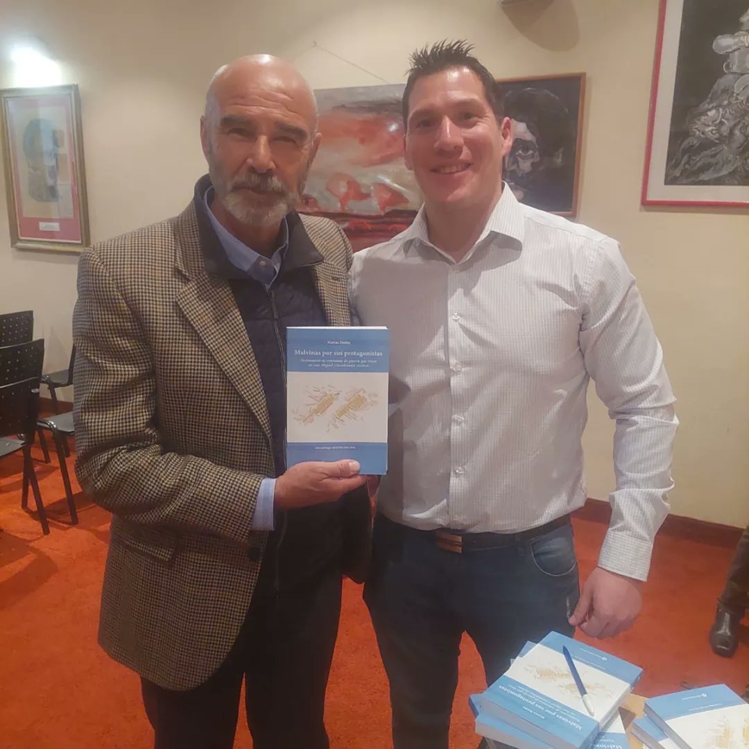 mariadenos's tweet photo. Gracias Jóvenes NOS CABA por la presentación del libro de Matías Rodas. https://t.co/AnUkKM27P0