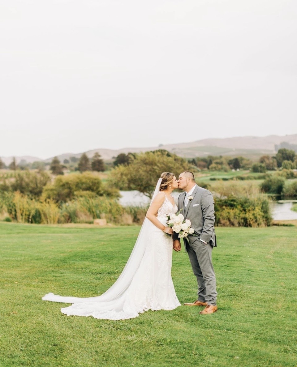 EagleVinesGC's tweet photo. #WeddingWednesday Congratulations to the Collins’💍✨ Thank you for choosing Eagle Vines to host your special day!

📸 @tylardelegeanephoto https://t.co/ysW7AGtdFO