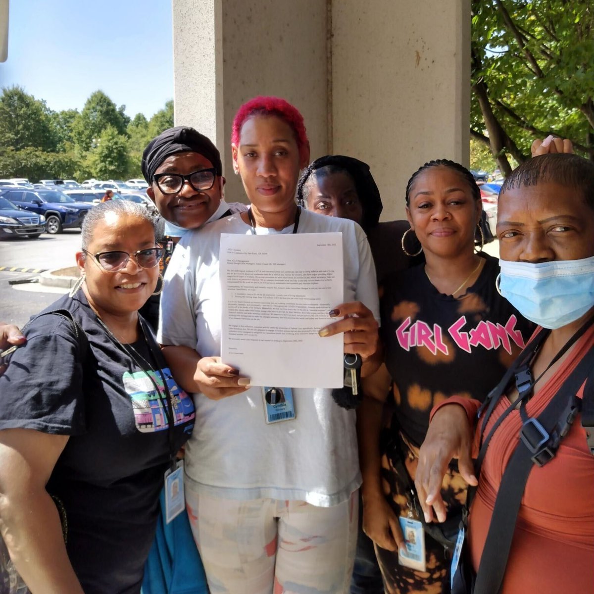 forrespect's tweet photo. 🚨TODAY🚨 Amazon associates from the ATL6 facility in Atlanta delivered to management a petition signed by HUNDREDS of their coworkers demanding a living wage. #AmazonATL #AmazonHurts
TAKE ACTION NOW! https://t.co/c8elRwaqmG https://t.co/dMtyGAKTqL