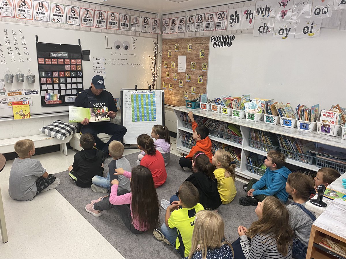 Our guest reader from the <a href="/RCMPSK/">RCMP Saskatchewan</a>. Thank you Constable Thibodeau for reading to us and teaching us about the RCMP. <a href="/LindaleSchool/">Lindale School</a> #communityhelpers #learningtogether <a href="/PrairieSouth/">Prairie South</a>