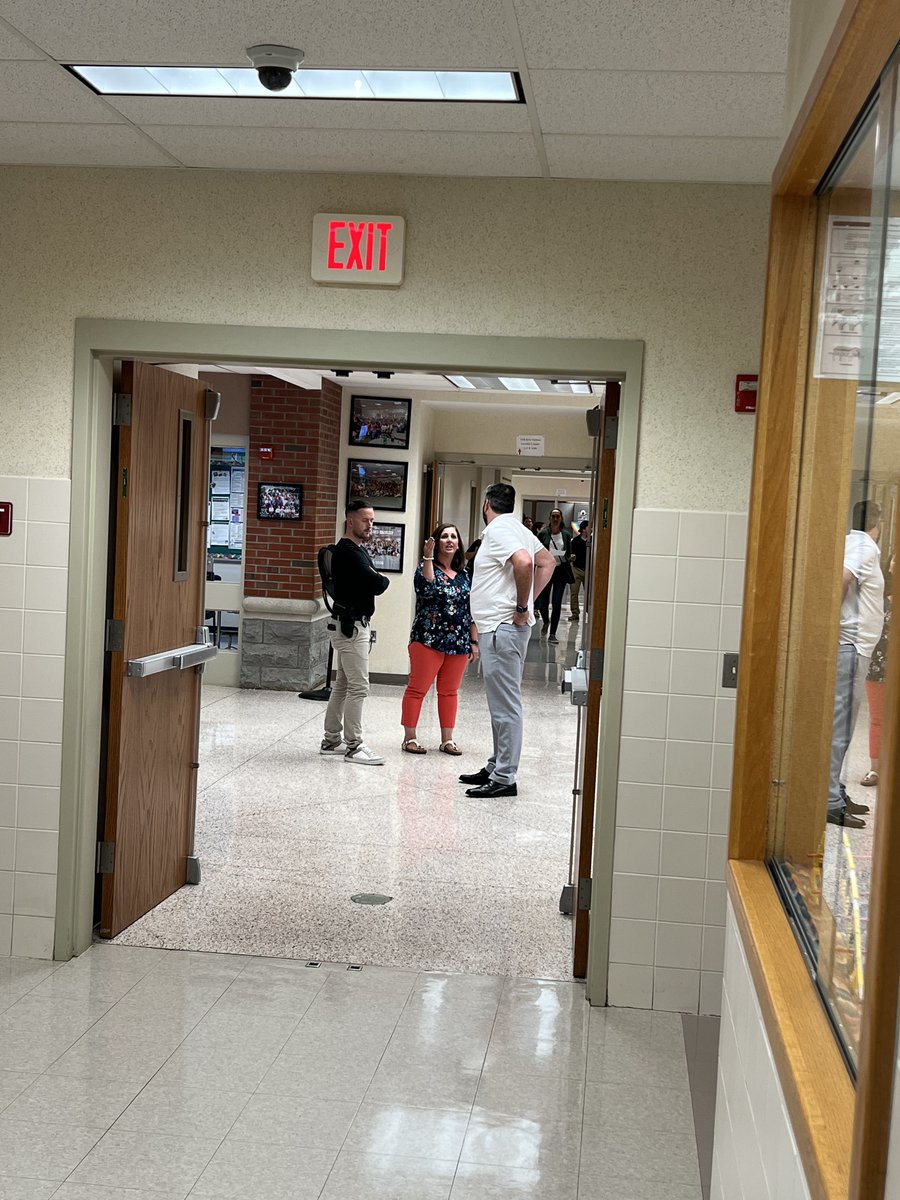 ELPSDistrict's tweet photo. Everyone was excited to welcome parents and families tonight at Birchland Park's Open House.  Great stuff! #schoolisopen https://t.co/WBUknVERo3