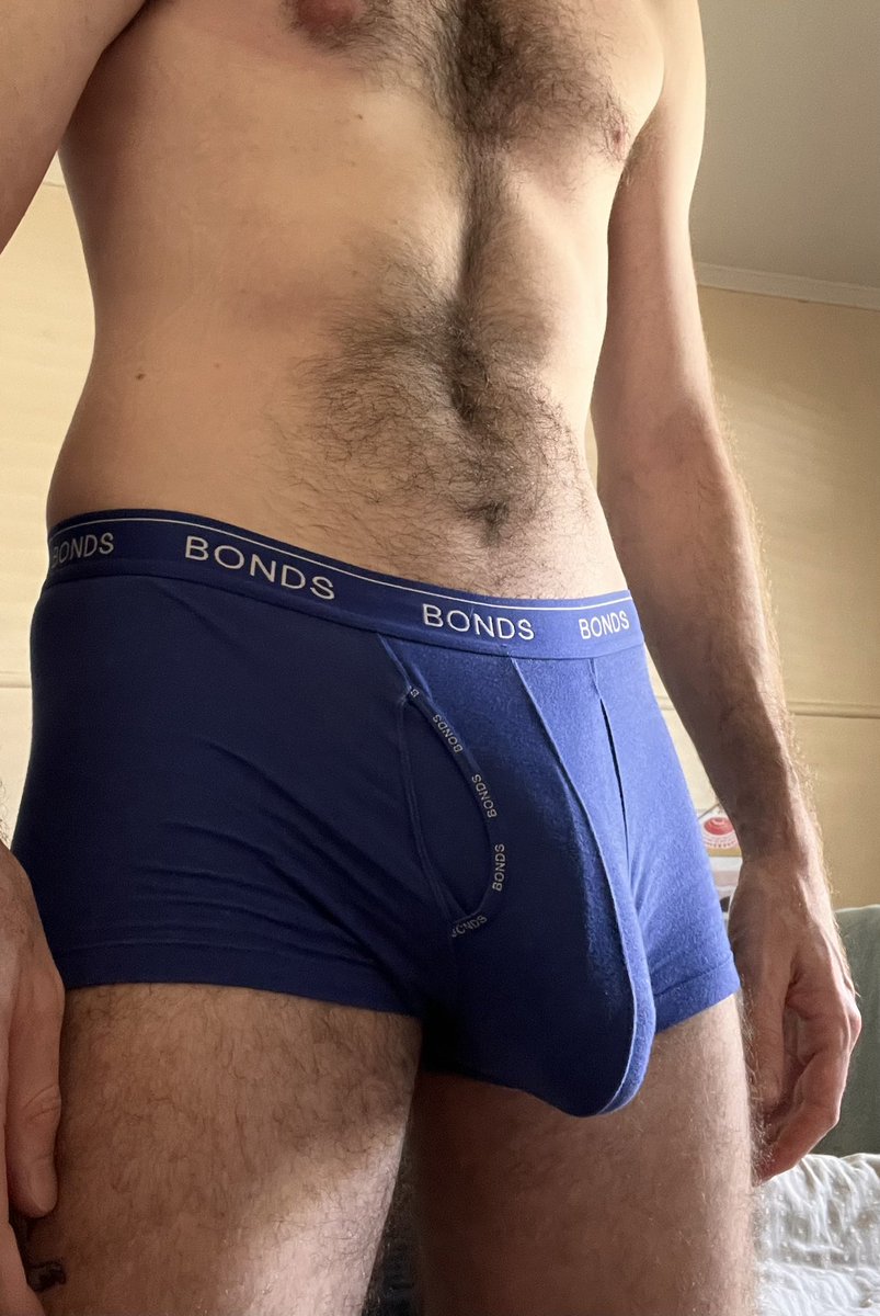 Don’t take your eyes off my bulge 🍆