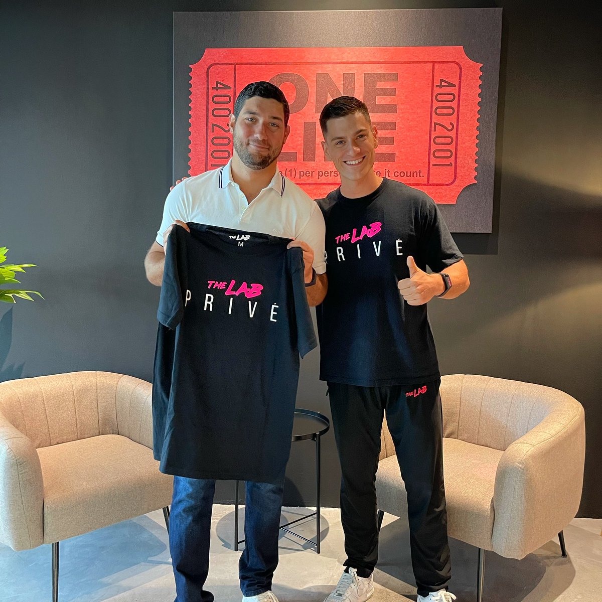thelabprive's tweet photo. Welcome to THE LAB PRIVÉ Carlos Levy!

Founding Member #05

Carlos is a husband, father of two beautiful kids, Founder / CEO Barrio Pizza, podcaster and a huge fan of golf.

He is working a lot and he wants to reach his peak of mental and physical health to live better. https://t.co/JVOBkXI8UV