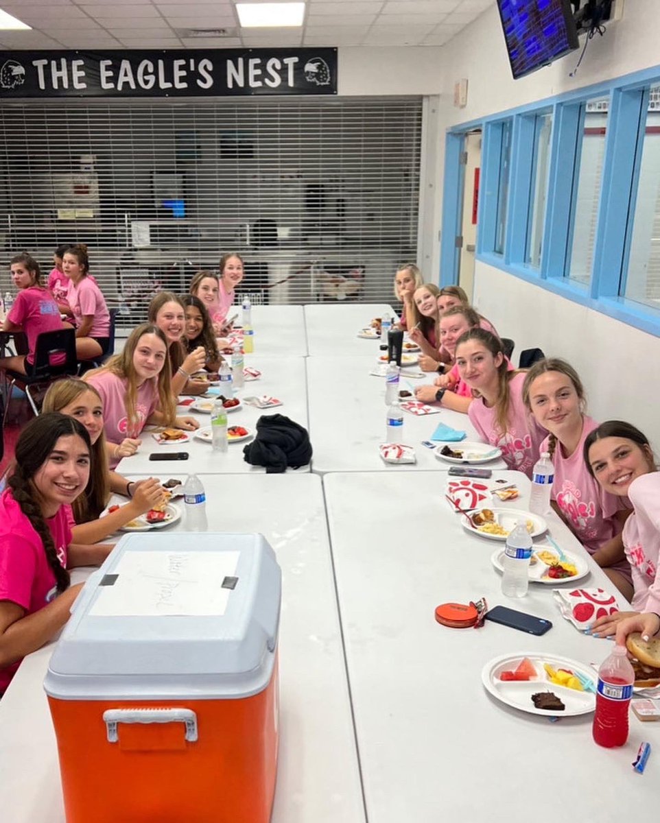 EastwoodEagleVB's tweet photo. Thank you so much, Junior parents for team meal number ✌🏼💙🏐 #EHSVBFam #EagleUp https://t.co/yU7BUtP5eW