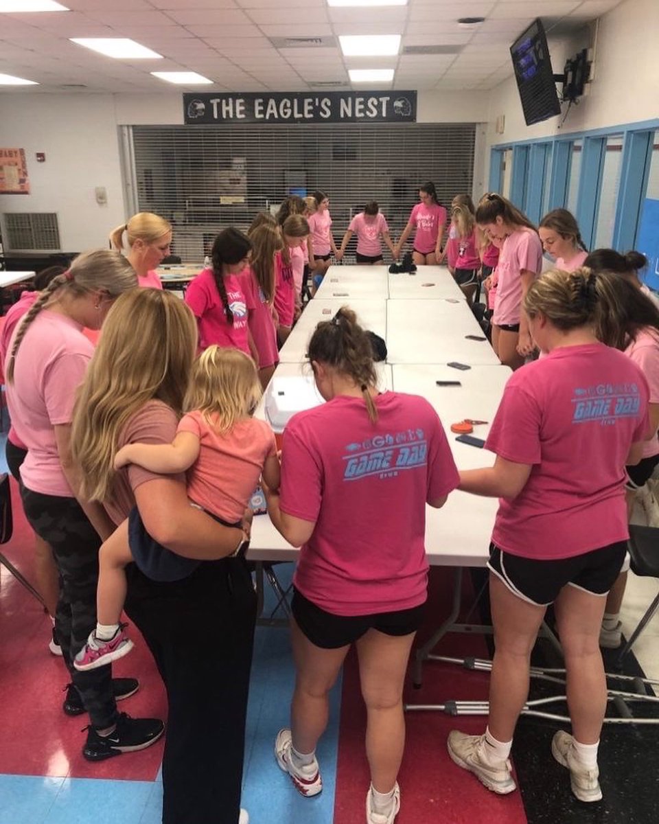 EastwoodEagleVB's tweet photo. Thank you so much, Junior parents for team meal number ✌🏼💙🏐 #EHSVBFam #EagleUp https://t.co/yU7BUtP5eW