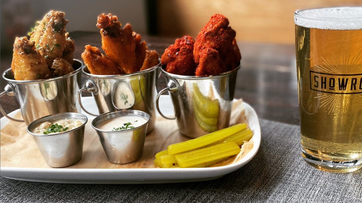Showroom21701's tweet photo. 3 Kinds of Wings. Served with Pickled Celery, Ranch, & Bleu Cheese. On the Fair Menu at @showroomfrederick.
For Reservations or to Order Online: https://t.co/ZYR1AwXeIX.
#Bryanvoltaggio #fairweek #greatfrederickfair #downtownfrederick #frederickmd #fairfood #frederickfoodie https://t.co/L8bxelo9wS