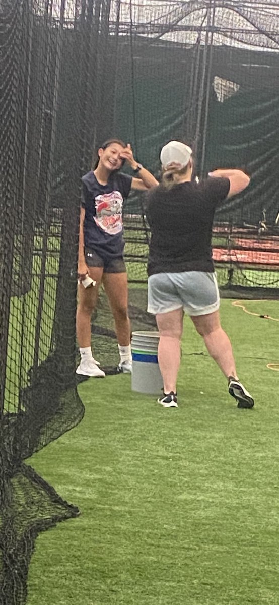 anaisr26's tweet photo. Having hitting lessons with @carter2698 doesn’t only help with the physical approach it helps with mental also. I love how Coach Paige helps me with the mental aspect of the game. I hope to work on a better approach next tournament!! @FoldenFastpitch https://t.co/2sUjb9d2OI