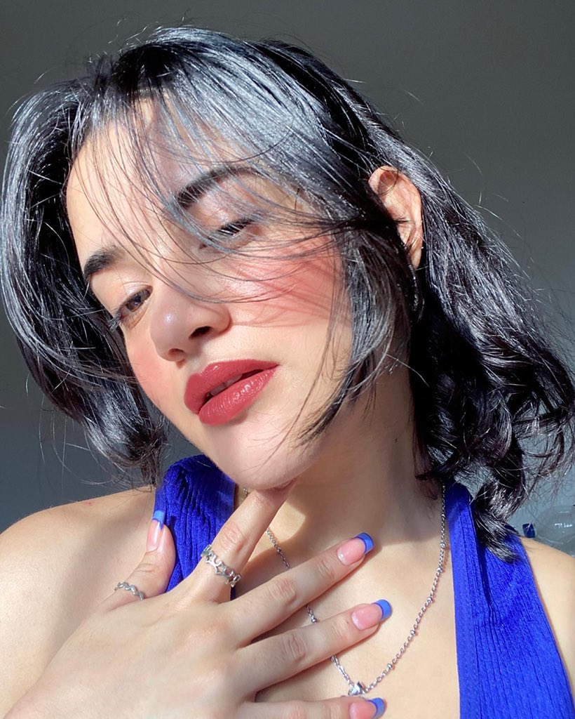 Aurelyz on Twitter: "Una bad bitch girl de los 90’s"