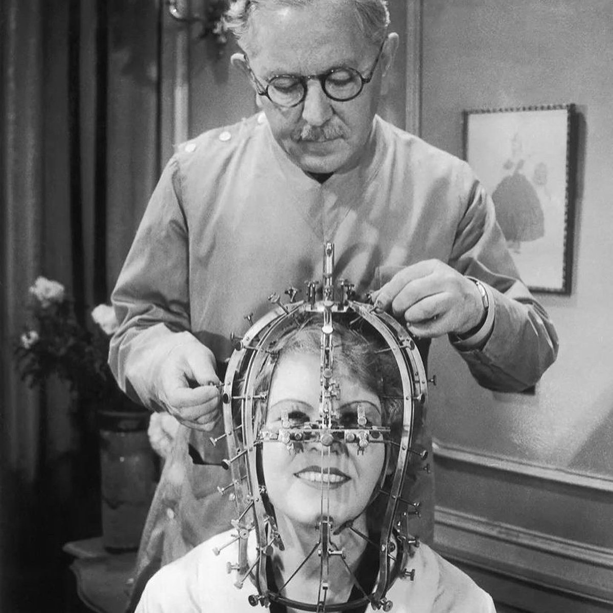 El estudio de la belleza en la historia.
En 1930, Max Factor desarrolló este calibrador de belleza para medir qué tan perfecto era un rostro y analizar sus imperfecciones.
#TrendStudio10
Créditos: (historyphotographed)