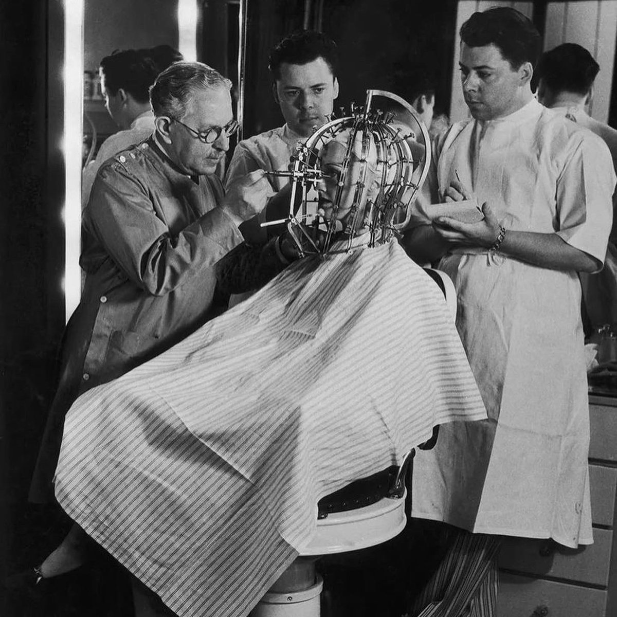 TrendStudioFM's tweet photo. El estudio de la belleza en la historia.
En 1930, Max Factor desarrolló este calibrador de belleza para medir qué tan perfecto era un rostro y analizar sus imperfecciones.
#TrendStudio10
Créditos: (historyphotographed) https://t.co/shec5rbyEH