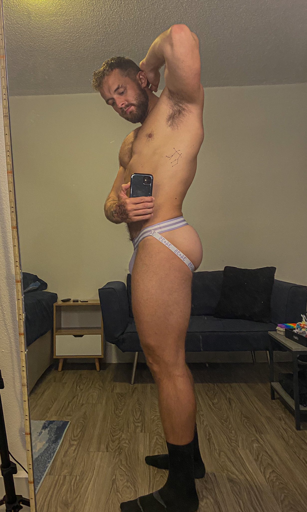 2 pic. It was leg day so I had to take some pics 🤷🏼‍♂️ #HumpDay @mcecreations https://t.co/Vucbe9an4o