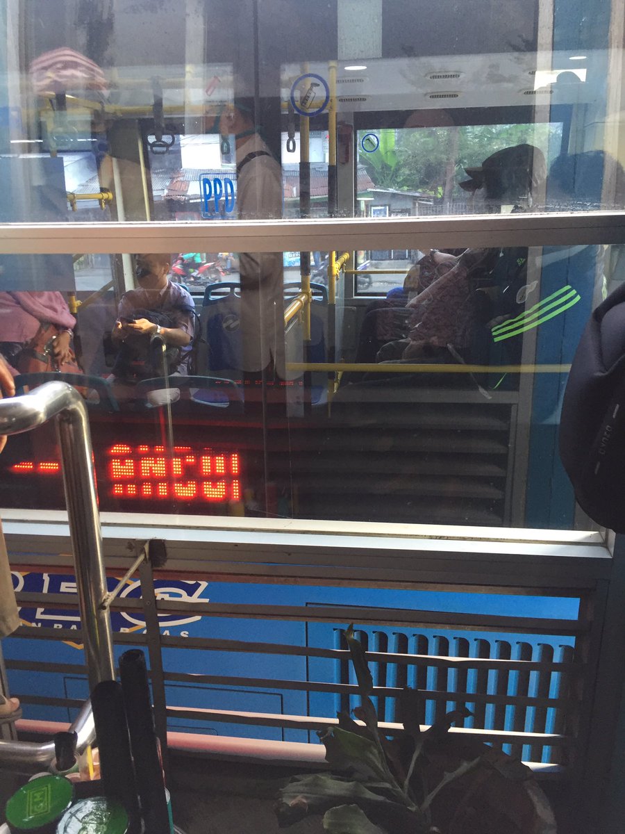 ndanavirin's tweet photo. @PT_Transjakarta Min Koordinasi Sma Petugas di Halte Kmp. Melayu.Kasiaaan loohh yg udh antre lama" di Halte, Udah Penuh Pas Datang Armadanya udah ke isi Hampir Tempat Duduknya.. Padahal Kan Harusya Kosong Karena Penurunan Terakhir. Di TINDAK LANJUTI !!!! Udah Keseringan BEGINI https://t.co/Sh7ZWTzOYQ