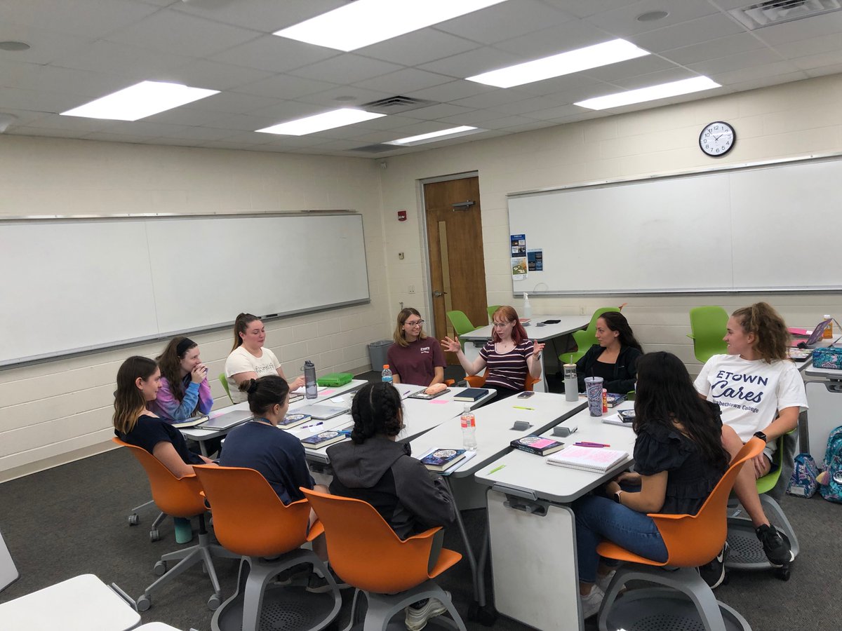 KCapLiteracy's tweet photo. We had a most excellent Socratic seminar in #ETownLiteracyMethods! https://t.co/KJZUPE5uGW