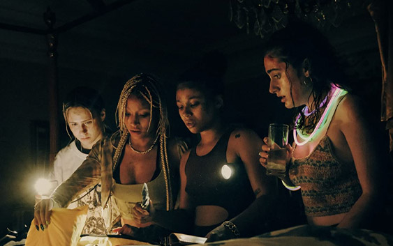thefilmagazine's tweet photo. Bodies Bodies Bodies (2022) Review

Halina Reijn makes a name for herself amongst the #horror / #comedy fanbase with #BodiesBodiesBodies (2022), a pointed and funny Gen Z fable.

By @Barr_grylls | Link: https://t.co/1NvWcZpHmB https://t.co/CAv6MOmjCq